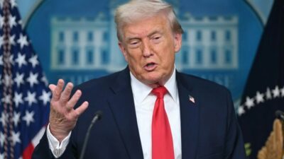 Tensão no Golfo: Reage a Taxas no Estreito de Ormuz e Cita Acordo de Cessar-Fogo; veja vídeo