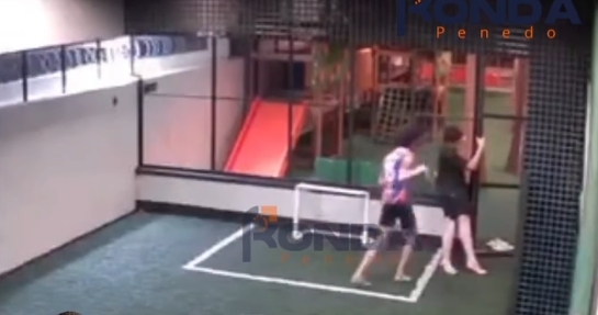 Criança leva choque em portão de condomínio em Maceió; amigo age rápido e salva; Veja vídeo