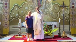 Imigrante interrompe missa para pedir emprego e comove fiéis em igreja; Veja vídeo