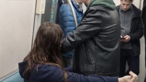 Passageiros identificam sinal silencioso de socorro e impedem agressão dentro de transporte público; veja vídeo