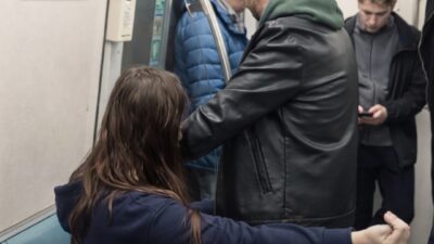 Passageiros identificam sinal silencioso de socorro e impedem agressão dentro de transporte público; veja vídeo