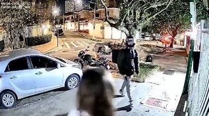 Mulher é cercada por criminosos armados e assaltada na porta de condomínio; Veja vídeo