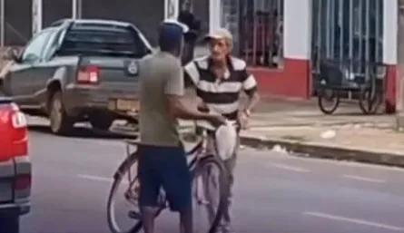 Dois homens trocam socos no meio da rua em Água Boa; veja vídeo