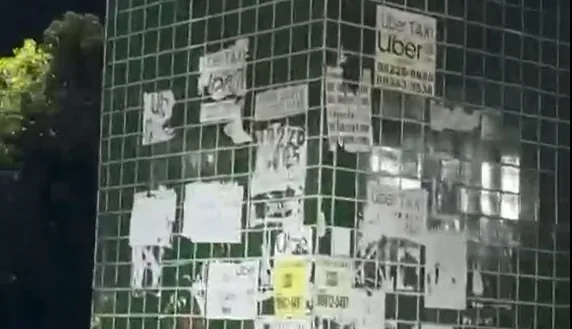 Morador se revolta com cartazes de uber colados na UPA em Cuiabá; veja vídeo