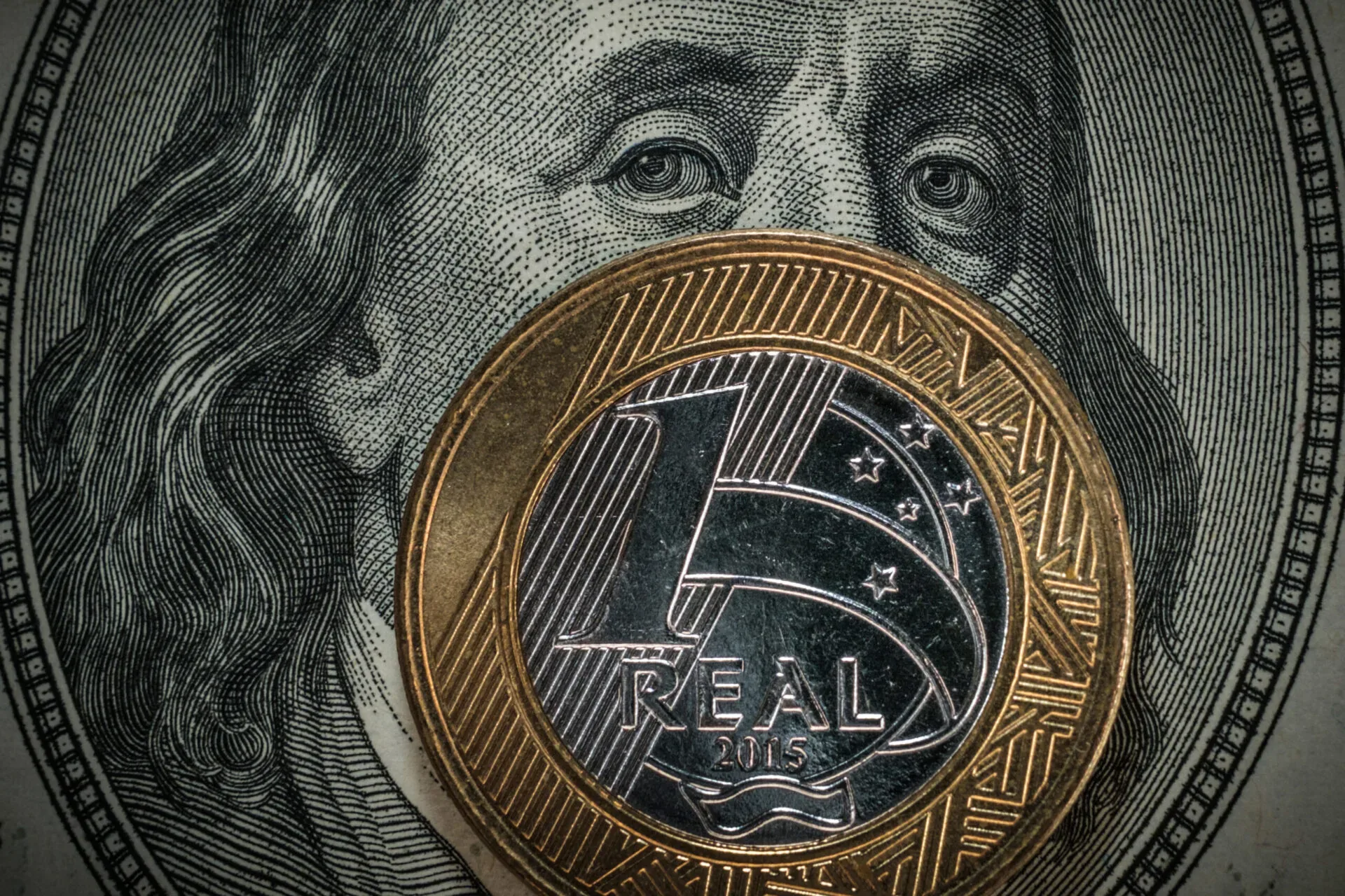 Inflação em alta e dólar em queda; o que o novo Boletim Focus revela sobre a economia brasileira