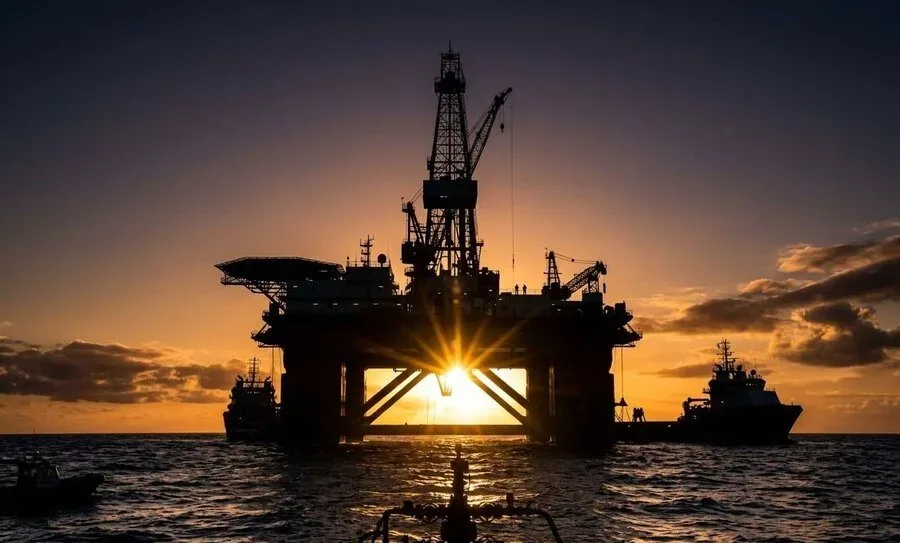 Petróleo explode e ultrapassa US$ 100 após ameaça de bloqueio no Estreito de Ormuz