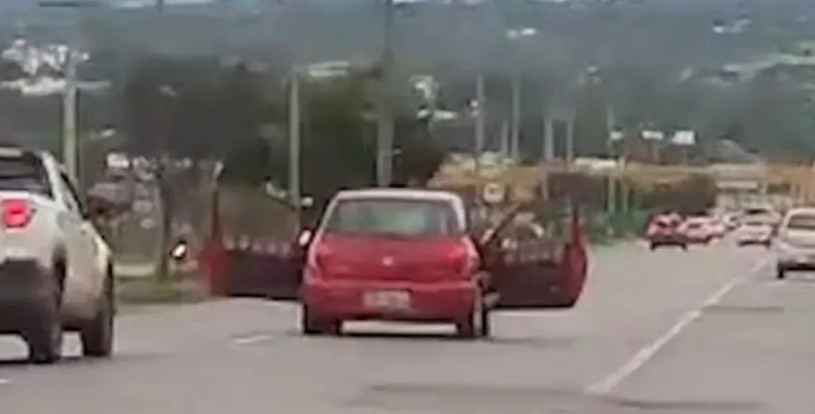 Motorista circula com portas abertas e som alto em via pública; Veja vídeo