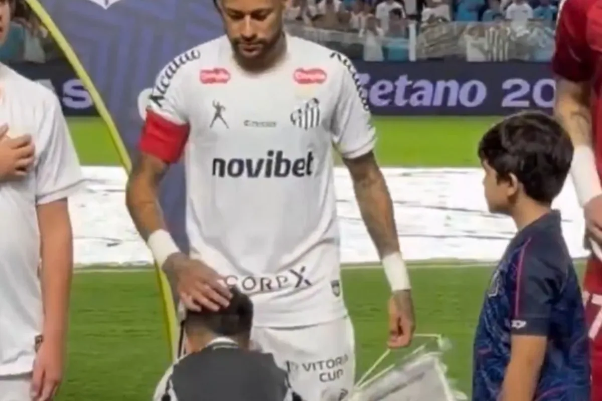 VÍDEO: Fã mirim beija joelhos de Neymar antes de jogo e viraliza