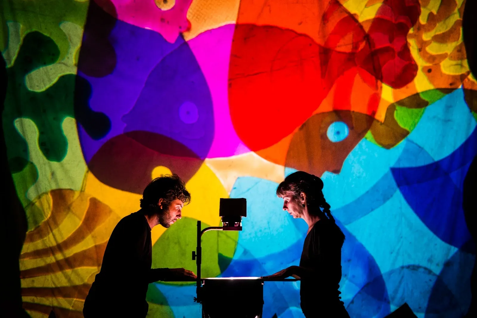 Espetáculo gratuito sobre colonização chega a Cuiabá e aposta em teatro sem falas