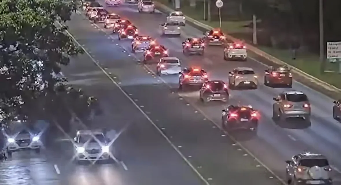 Sequência de manobras termina em acidente no Eixão e deixa três feridos;  Veja video