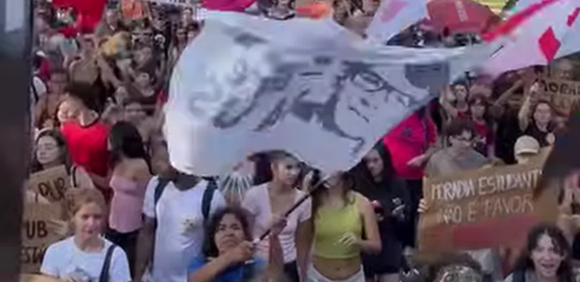 Greve na USP reúne 13 mil servidores e estudantes e paralisa campi; Veja vídeo