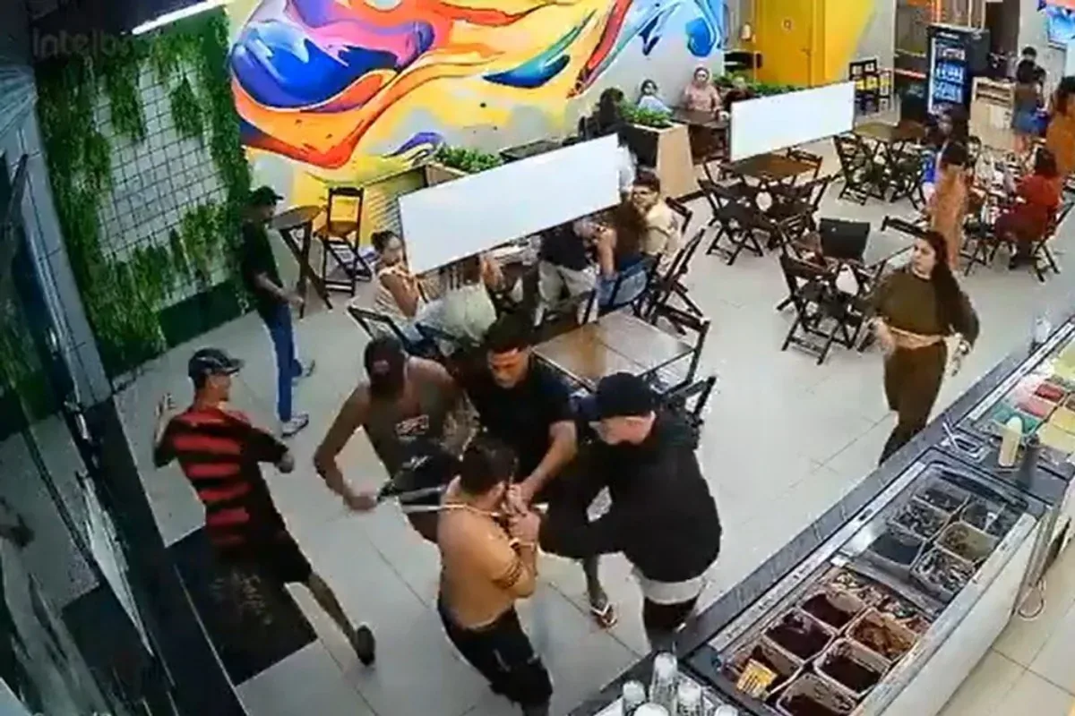 VÍDEO: Torcedores invadem sorveteria e arrancam camisa de corintiano