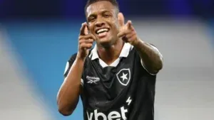 Botafogo vira no fim, vence Racing e conquista primeira vitória; veja o lance final