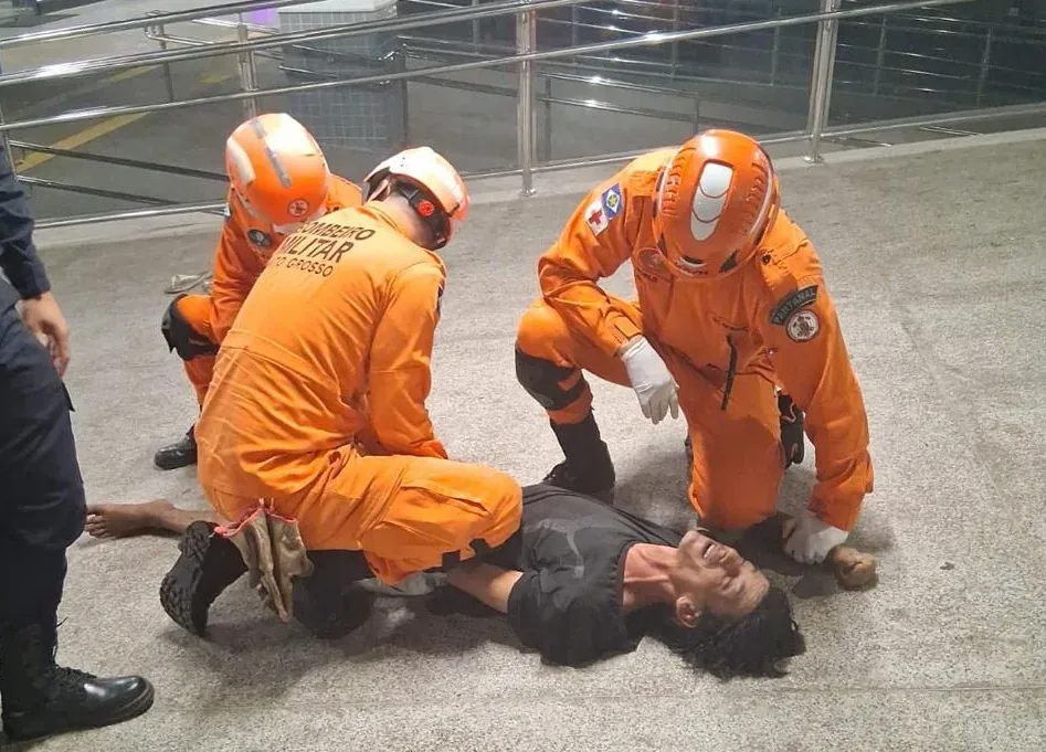 Usuário de drogas entra em surto e é contido após apresentar agressividade na rodoviária de Cuiabá; veja vídeo