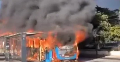 Ônibus pega fogo e causa correria em horário de pico; Veja vídeo