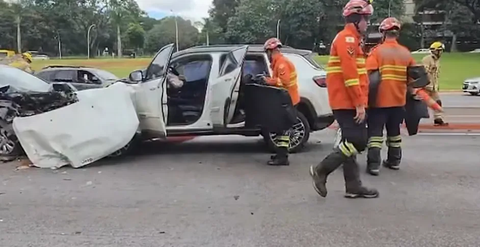 Acidente envolve três carros, interdita faixas e mobiliza bombeiros; Veja vídeo