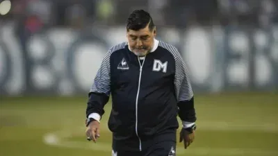 Médico de Maradona afirma inocência em julgamento sobre morte do ex-jogador