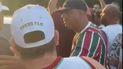 VÍDEO: Torcedores do Fluminense protestam no CT após derrota na Libertadores