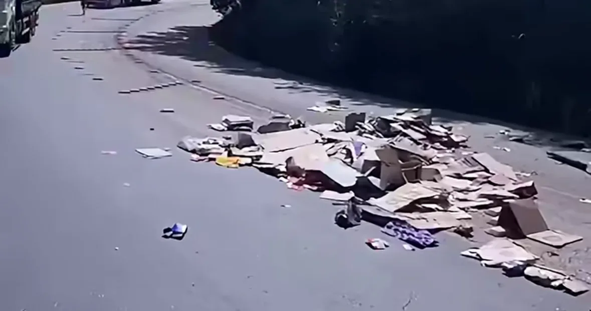 Caminhão cai de viaduto no Anel Rodoviário e deixa dois homens feridos; Veja vídeo