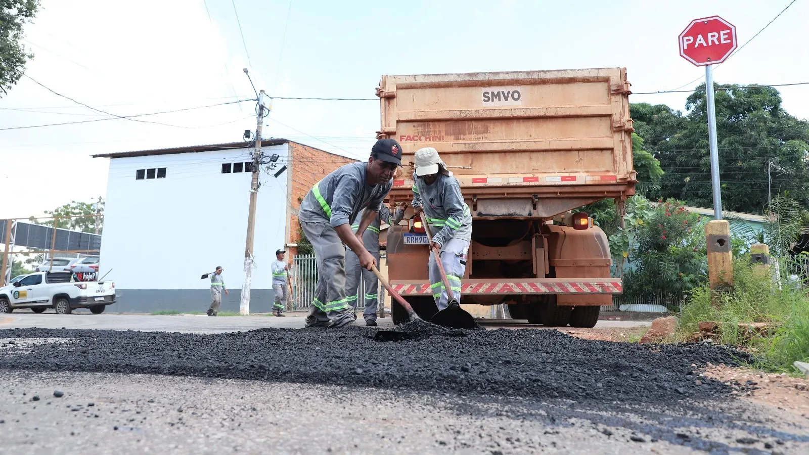 Serviços de tapa-buracos são executados em ruas de Várzea Grande para reduzir danos causados pelas chuvas; veja vídeo