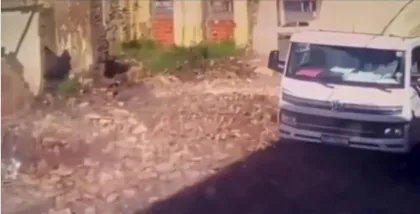 Por pouco tragédia não acontece e motociclista escapa de muro que desaba; Veja vídeo