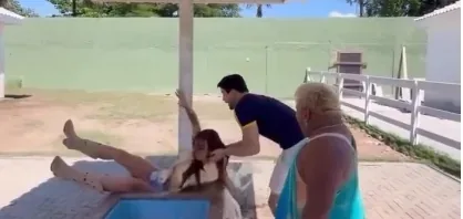 Cabeçada inesperada e vaca derruba Nicole Bahls dentro de bebedouro durante visita na fazenda; Veja vídeo