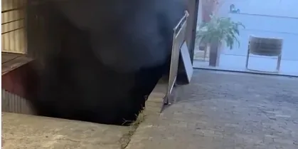 Fogo em oficina causa destruição e deixa veículos danificados; Veja vídeo