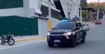 Empresário é executado por dívida com agiotas e ataque termina com incêndio em comércio; Veja vídeo