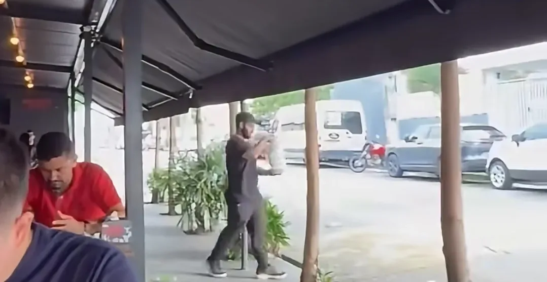 Funcionário de restaurante viraliza ao ajudar pessoas em situação de rua com marmitas; Veja vídeo