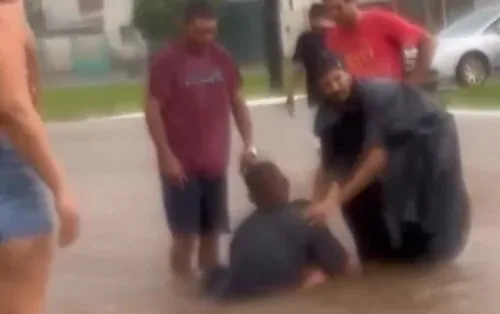 Vídeo impressiona: pai salva filha após queda em bueiro alagado em Lucas do Rio Verde; veja vídeo