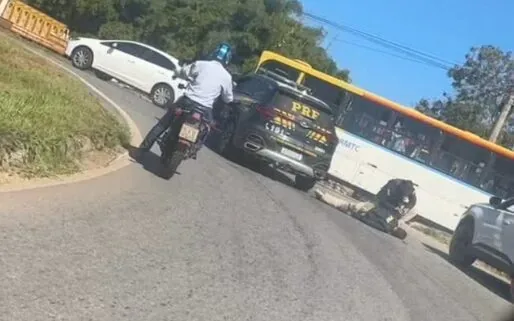 Tensão em bloqueio: veículo atinge policial da PRF durante operação em Goiânia; veja vídeo
