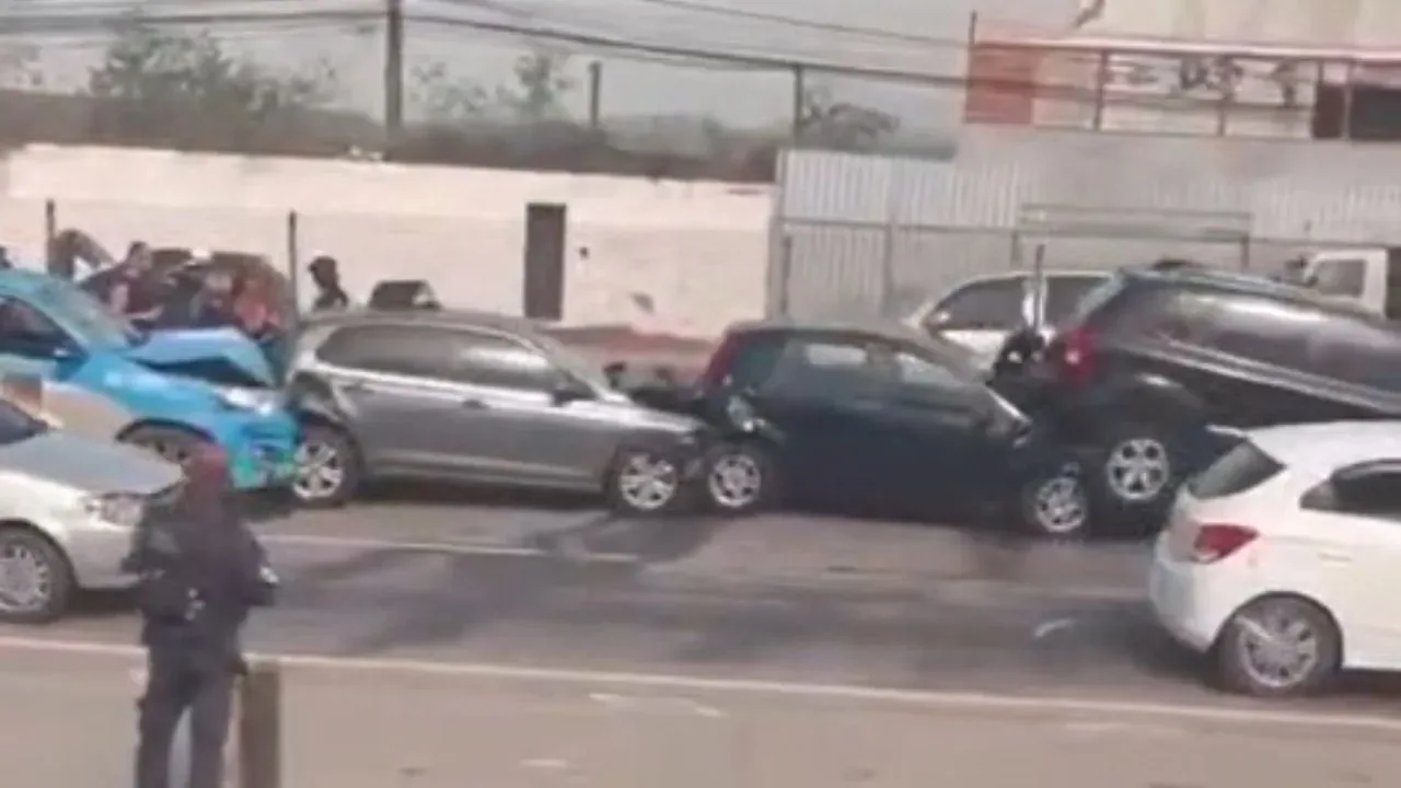 Engavetamento com 12 veículos deixa policial ferido na BR-101; veja vídeo