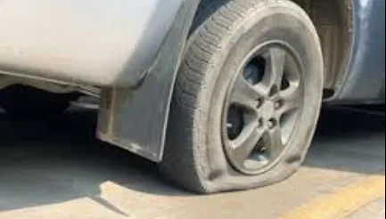 Ação criminosa: pregos espalhados na rua fura pneu de veículo em Sinop; veja vídeo