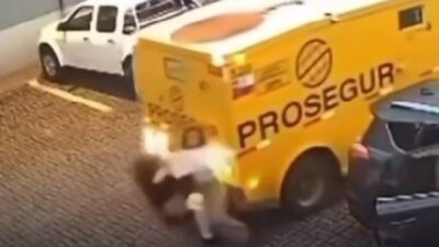 Carro-forte atropela duas mulheres em estacionamento e deixa vítimas feridas; veja vídeo