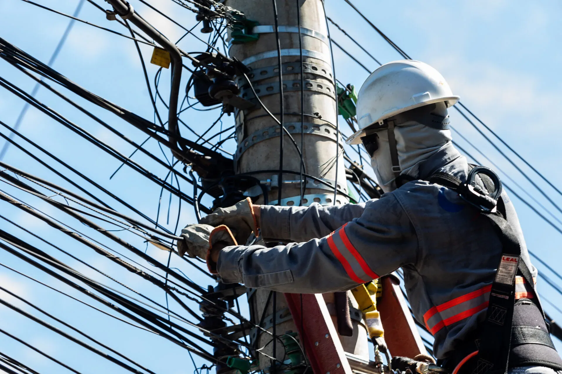 Operação remove cabos irregulares neste domingo em Cuiabá; veja vídeo