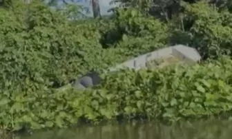 Embarcação abandonada é encontrada por pescadores em Cáceres; veja vídeo