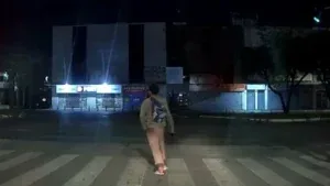 VÍDEO: Homem ataca viatura com garrafa após assediar mulher e acaba preso