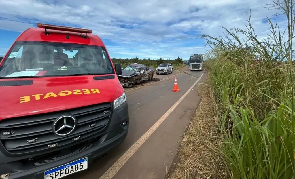 Colisão entre caminhonetes e carreta mobiliza bombeiros na MT-235 em Campo Novo do Parecis