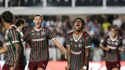 Fluminense vira contra o Santos no fim, vence por 3 a 2 e cola na liderança; veja os gols