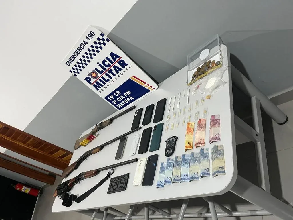 PM estoura esconderijo e prende trio com cocaína e espingardas em Matupá; veja vídeo