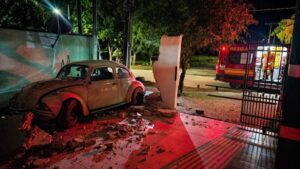 Fusca perde controle após falha nos freios e atinge muro em Alta Floresta