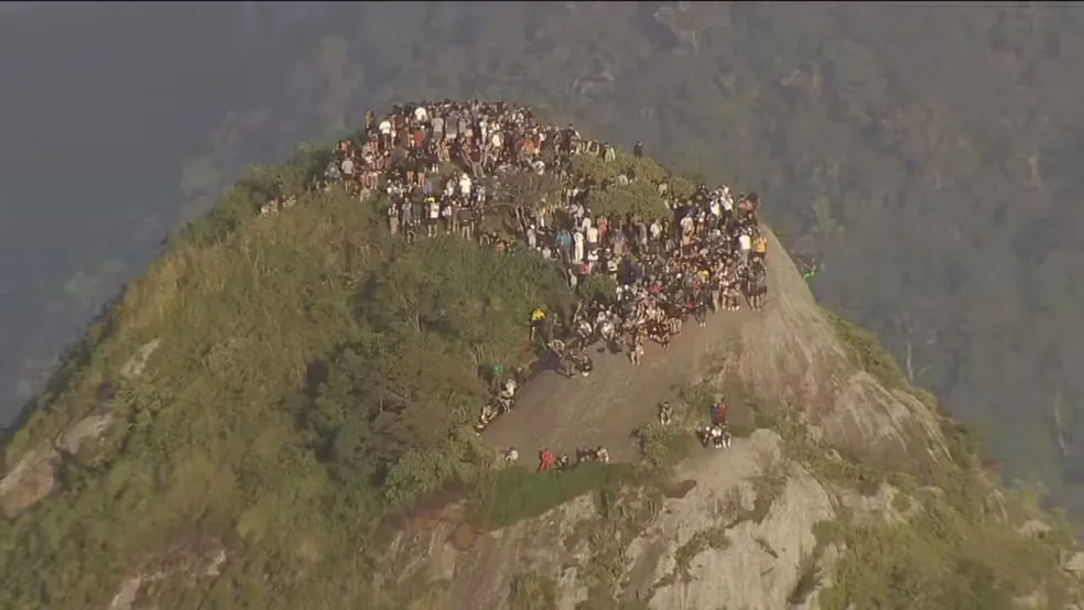 Tiroteio no Vidigal deixa turistas presos no Morro Dois Irmãos no Rio de Janeiro durante operação policial; veja vídeo