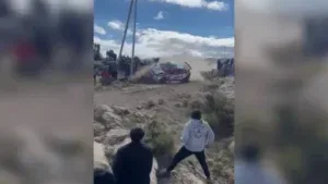 VÍDEO: Carro perde controle em rali na Argentina, invade área do público e mata homem