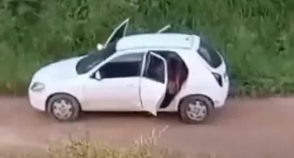 Casal é flagrado em ato íntimo dentro de carro e causa revolta em bairro; Veja vídeo