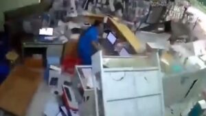 Sismo de 7,7 sacode o país, deixa feridos e gera alerta de tsunami; Veja vídeo