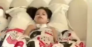 Criança perde fala e movimentos após herpes e família busca tratamento; veja vídeo