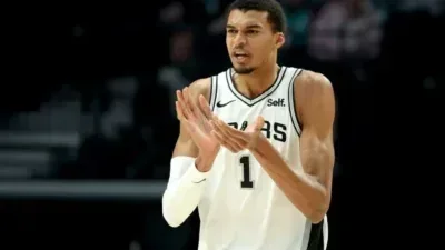 VÍDEO: Wembanyama quebra recordes, leva prêmio histórico e confirma status de fenômeno na NBA