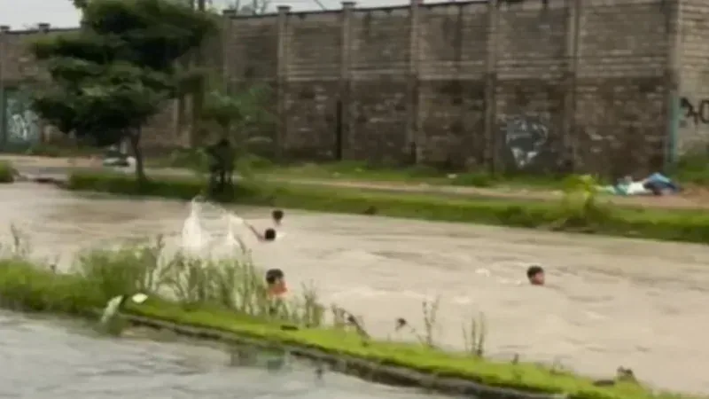 Crianças nadam em água de enchente e cena gera alerta em Ananindeua; veja vídeo