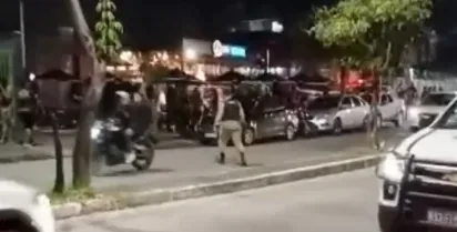 Ataque a tiros deixa dois homens mortos e quatro pessoas ficaram feridas; Veja vídeo