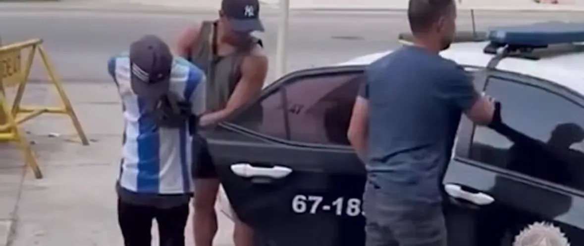 Homem é preso em Copacabana após cobrar R$ 400 por duas caipirinhas de turista; Veja vídeo